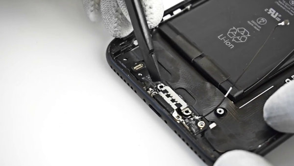 Rimozione del connettore di ricarica