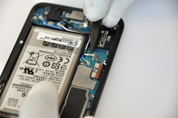 Scollegamento dell’antenna Wi-Fi, del cavo flessibile NFC e della ricarica wireless