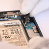 Scollegamento dell’antenna Wi-Fi, del cavo flessibile NFC e della ricarica wireless #3
