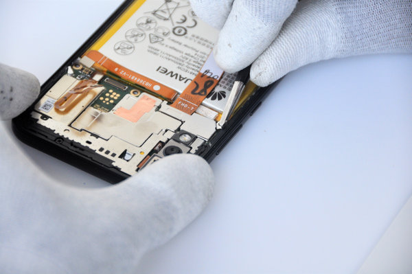 Rimozione della staffa di copertura del cavo flessibile LCD