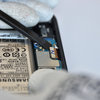 Scollegamento dell’antenna Wi-Fi, del cavo flessibile NFC e della ricarica wireless #4