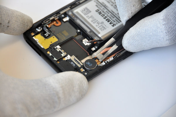 Rimozione del motorino di vibrazione dal gruppo display LCD