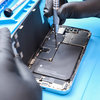 Svitamento delle viti della copertura dei connettori del display e della batteria #2