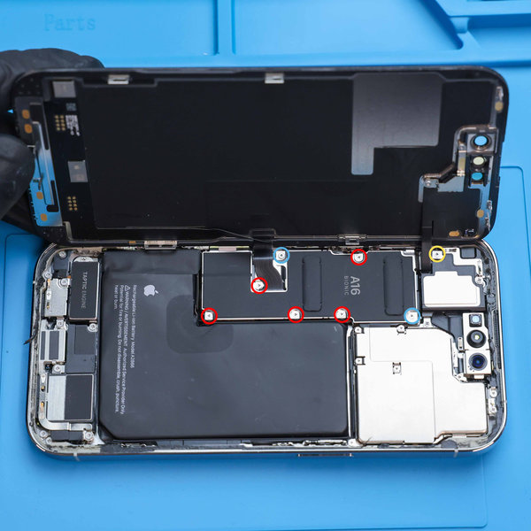 Svitamento delle viti della copertura dei connettori del display e della batteria