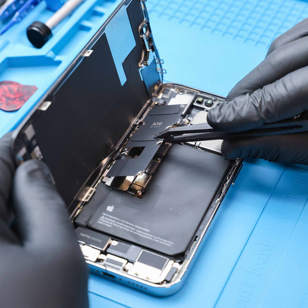 Rimozione della copertura del connettore della batteria