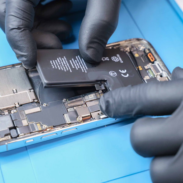 Inserimento della nuova batteria nel suo alloggiamento