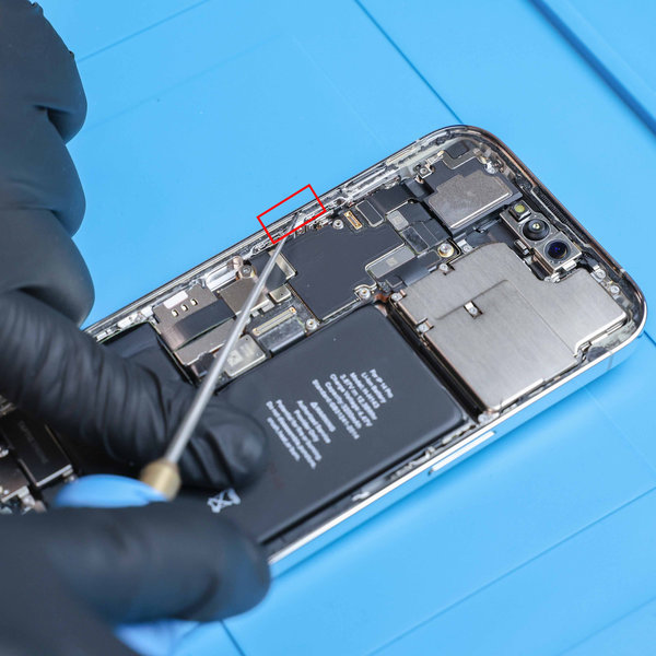 Rimozione del vecchio adesivo lungo i bordi dell’iPhone
