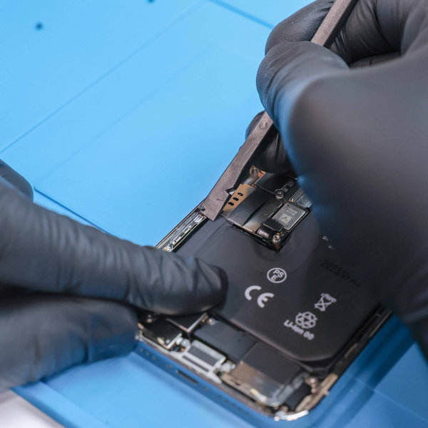 Rimozione del vecchio adesivo lungo i bordi dell’iPhone