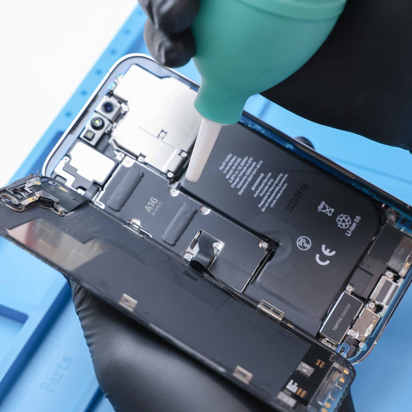 Preparazione della superficie dell’iPhone per il nuovo adesivo