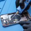 Rimozione del vecchio adesivo lungo i bordi dell’iPhone #1