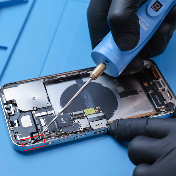 Rimozione del vecchio adesivo lungo i bordi dell’iPhone