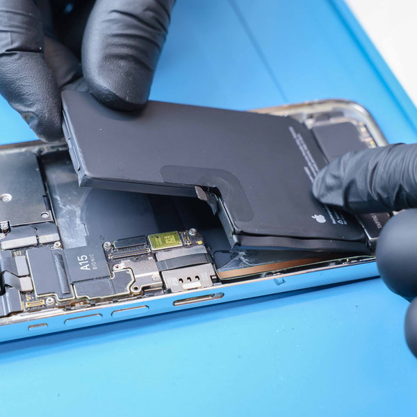 Inserimento della nuova batteria nel suo alloggiamento