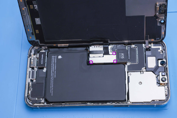 Rimozione della copertura del connettore della batteria