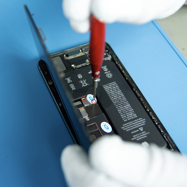 Svita la copertura del connettore della batteria