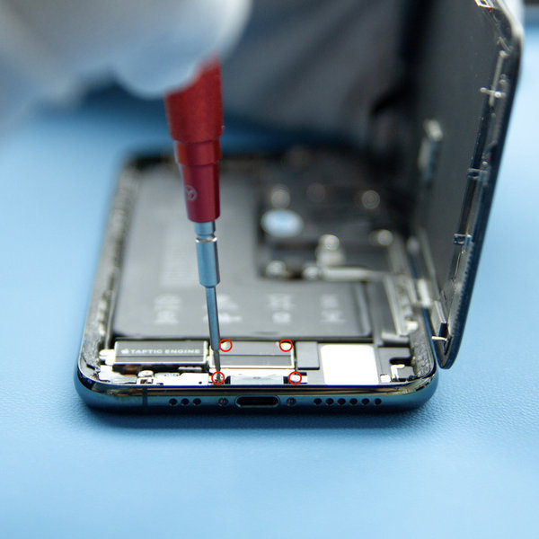 Rimuovi la copertura inferiore del connettore della batteria