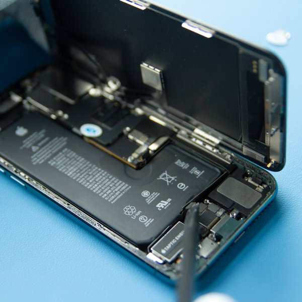 Scollegamento del connettore inferiore della batteria
