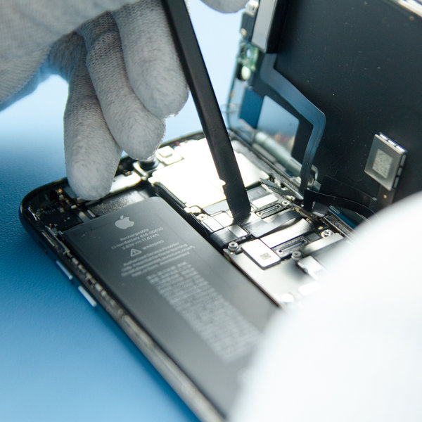 Scollegamento del display OLED, del sensore frontale e del digitizer