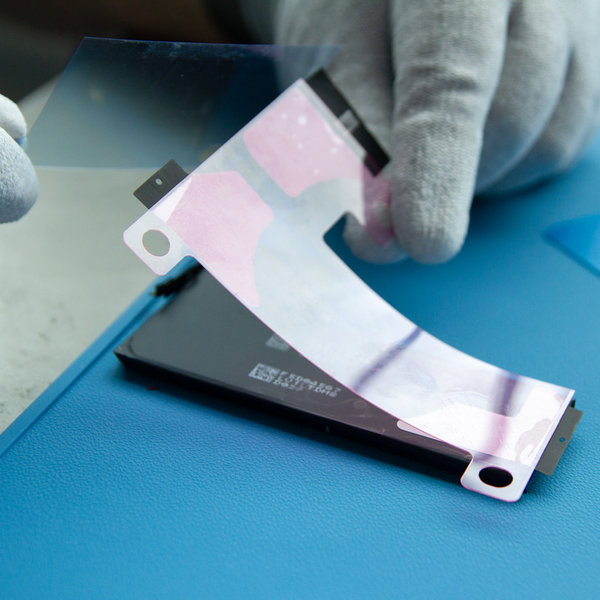 Applicazione del nuovo nastro adesivo sulla nuova batteria