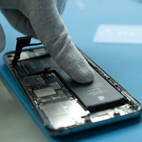 Inserisci la nuova batteria nell’iPhone