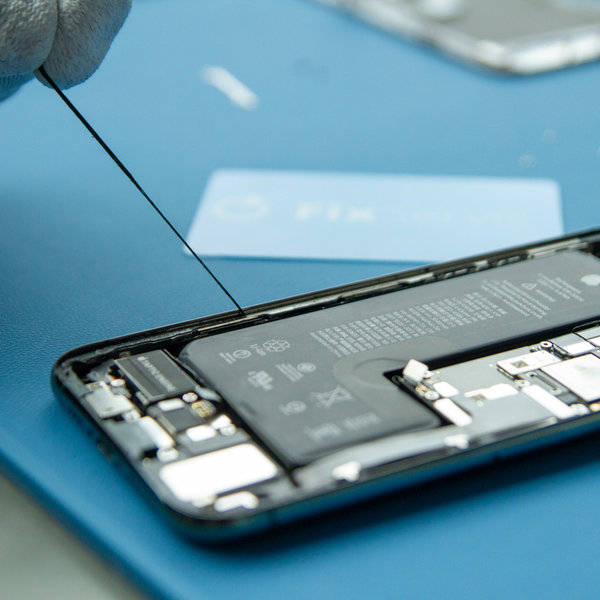 Rimozione del vecchio adesivo dai bordi dell’iPhone