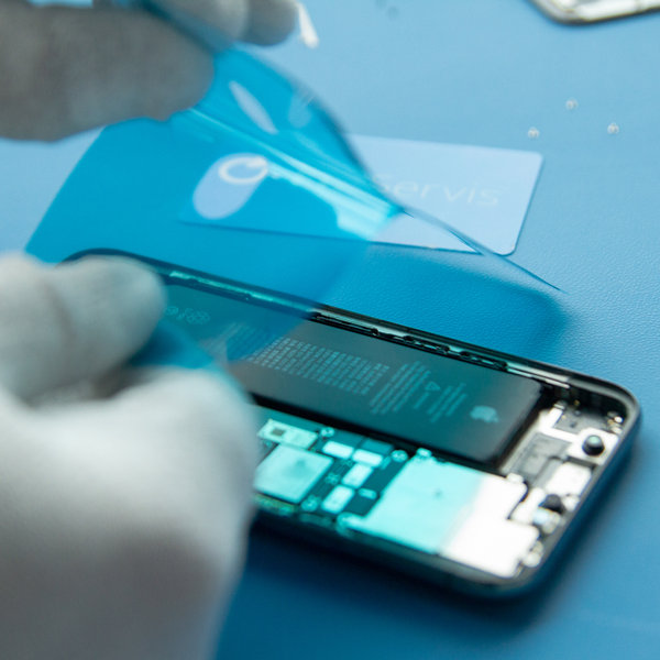 Applicazione del nuovo adesivo lungo i bordi dell’iPhone
