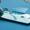 Applicazione del nuovo adesivo lungo i bordi dell’iPhone #2