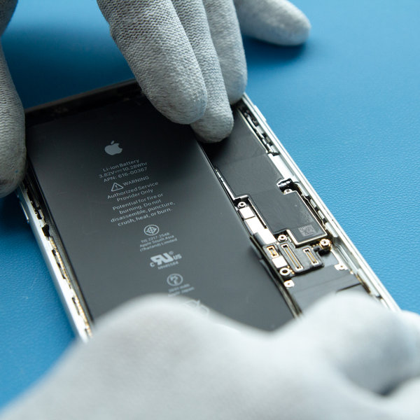 Inserimento della nuova batteria nell’iPhone