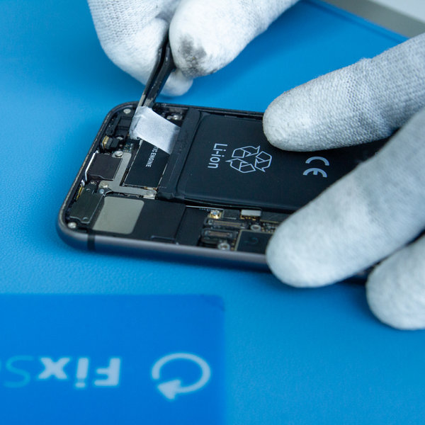 Rimozione delle strisce adesive della batteria