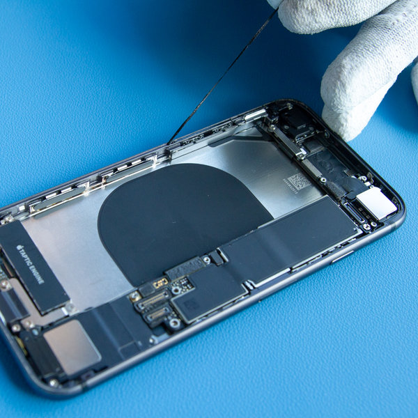 Rimozione del vecchio adesivo intorno ai bordi dell’iPhone