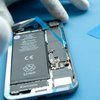 Applicazione del nuovo adesivo intorno ai bordi dell’iPhone #3