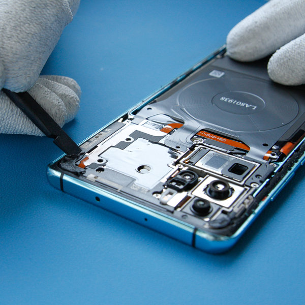 Rimozione del vecchio adesivo lungo i bordi dello smartphone