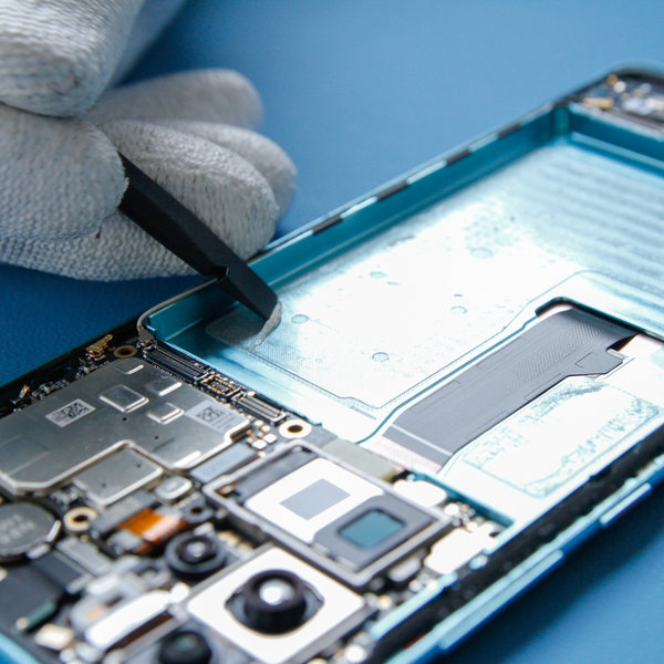 Rimozione del vecchio nastro adesivo dal dispositivo sotto la batteria