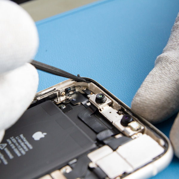 Rimozione della vecchia colla intorno ai bordi dell’iPhone