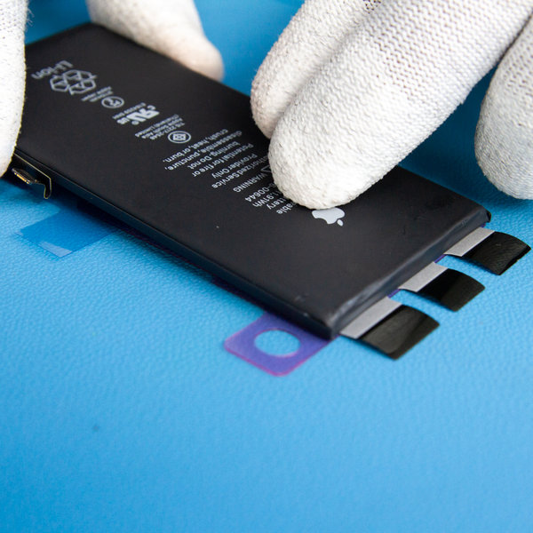 Applicazione del nuovo nastro adesivo sulla nuova batteria