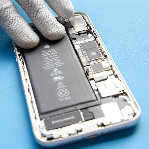 Inserimento della nuova batteria nell’iPhone