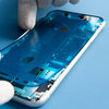 Applicazione del nuovo adesivo intorno ai bordi dell’iPhone #1