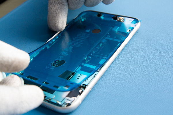 Applicazione del nuovo adesivo intorno ai bordi dell’iPhone
