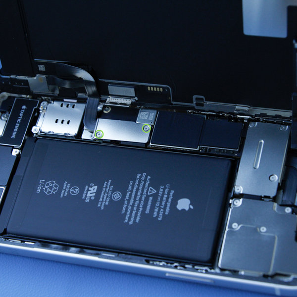 Rimozione del connettore della batteria e della copertura del display