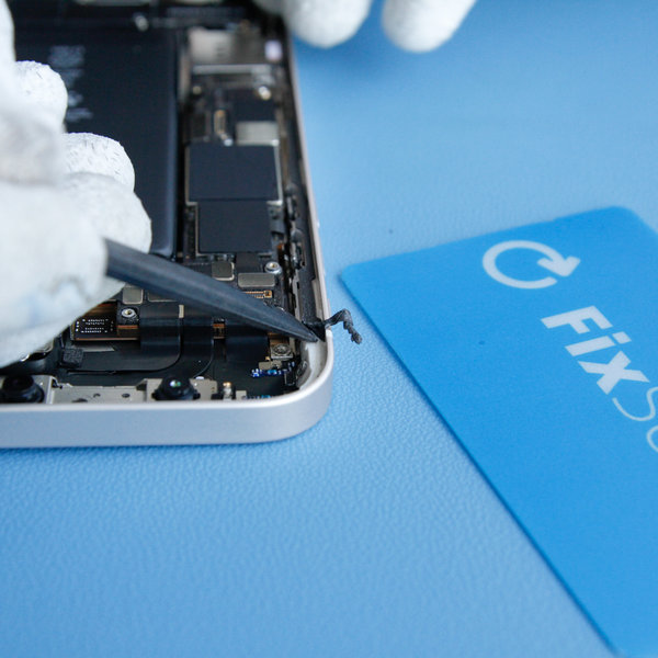 Rimozione del vecchio adesivo dai bordi dell’iPhone