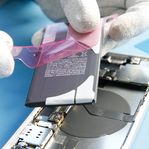 Applicazione del nuovo nastro adesivo sulla nuova batteria