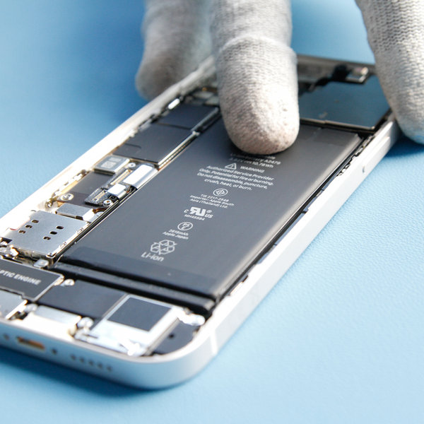 Inserisci la nuova batteria nell’iPhone