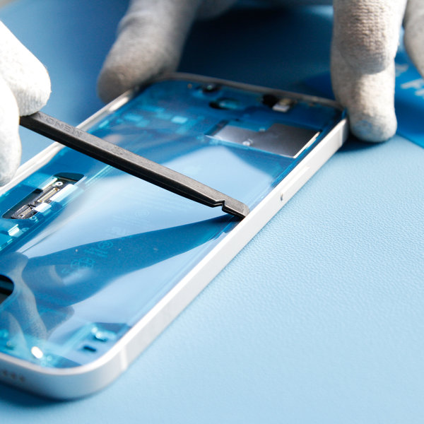 Applicazione del nuovo adesivo lungo i bordi dell’iPhone