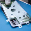 Applicazione del nuovo adesivo sulla cover posteriore dello smartphone #2