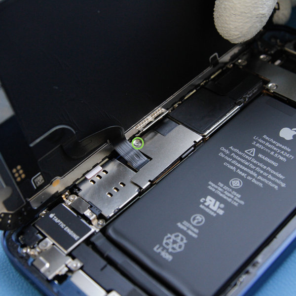 Rimozione della copertura del connettore della batteria e del display