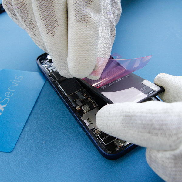 Applicazione del nuovo nastro adesivo sulla nuova batteria