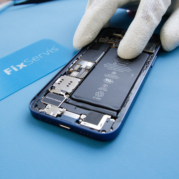 Inserimento della nuova batteria nell’iPhone