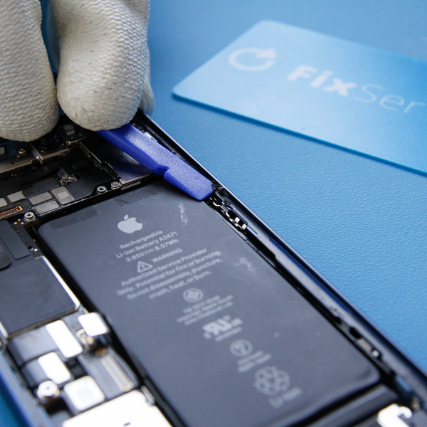 Rimozione della vecchia colla intorno ai bordi dell’iPhone