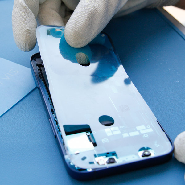Applicazione del nuovo adesivo intorno ai bordi dell’iPhone