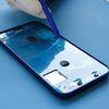 Applicazione del nuovo adesivo intorno ai bordi dell’iPhone #2