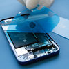 Applicazione del nuovo adesivo intorno ai bordi dell’iPhone #3